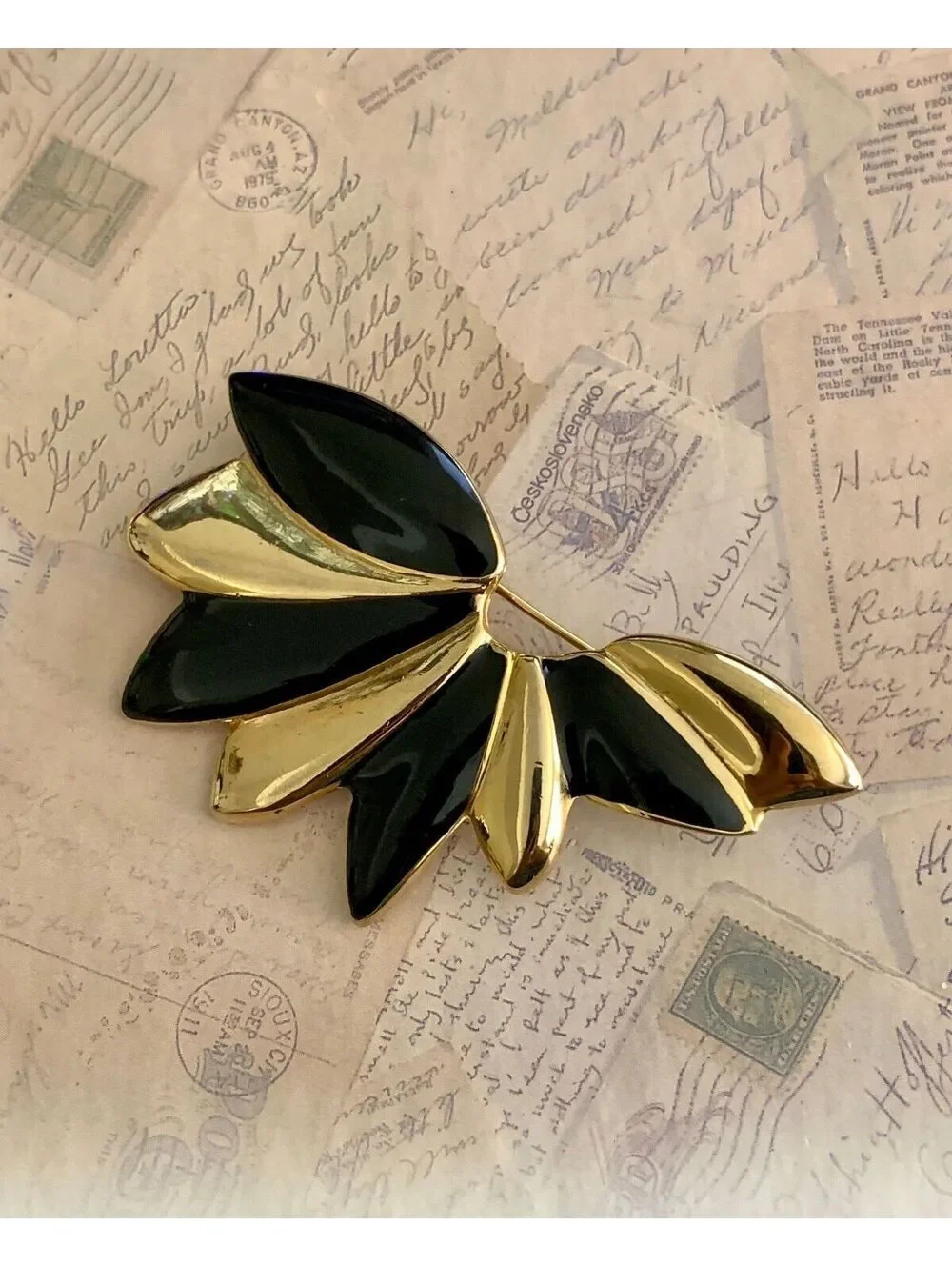 Vintage Elegant Black and Gold Leaf Brooch Pin for Stylish Accessory Lovers